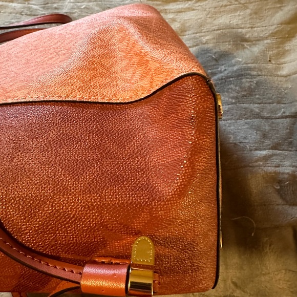 Michael Korrs “Authentic” Tags are included slightly used Voyager East/West Tote - Picture 5 of 12